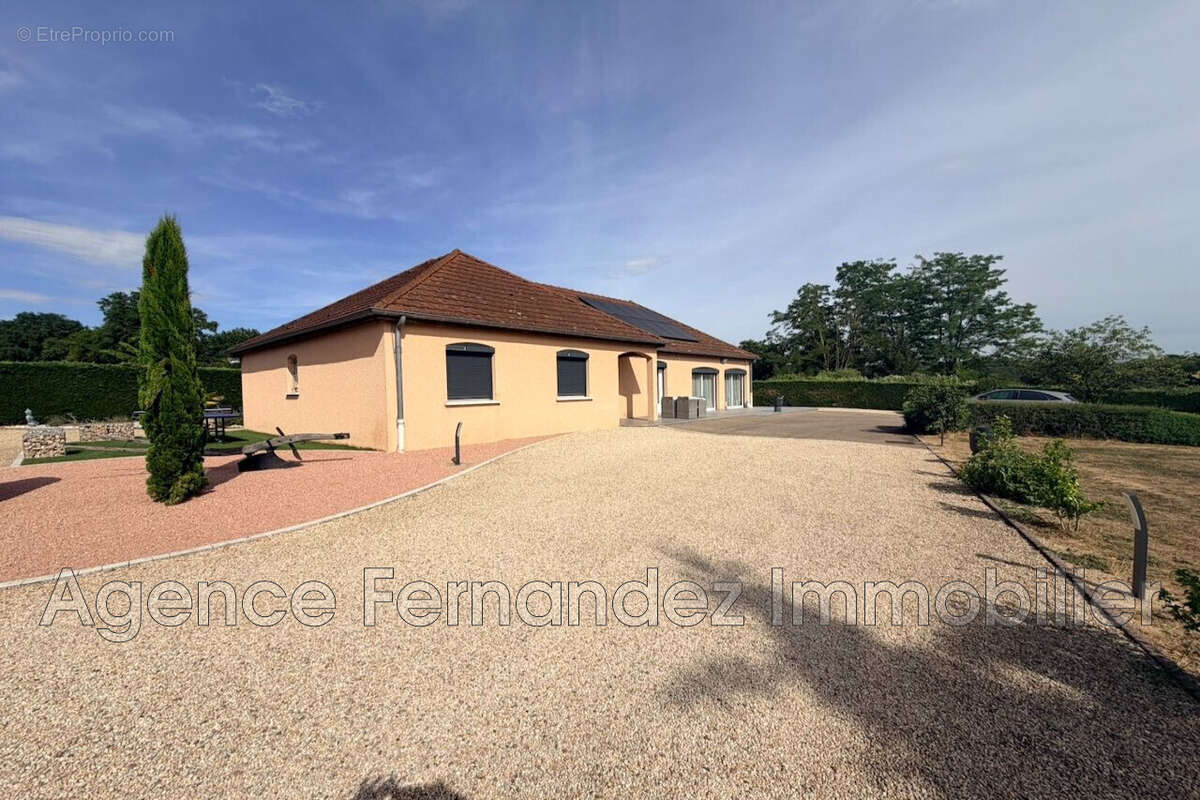 Maison 160 m² à Saint-Yan  - photo 3