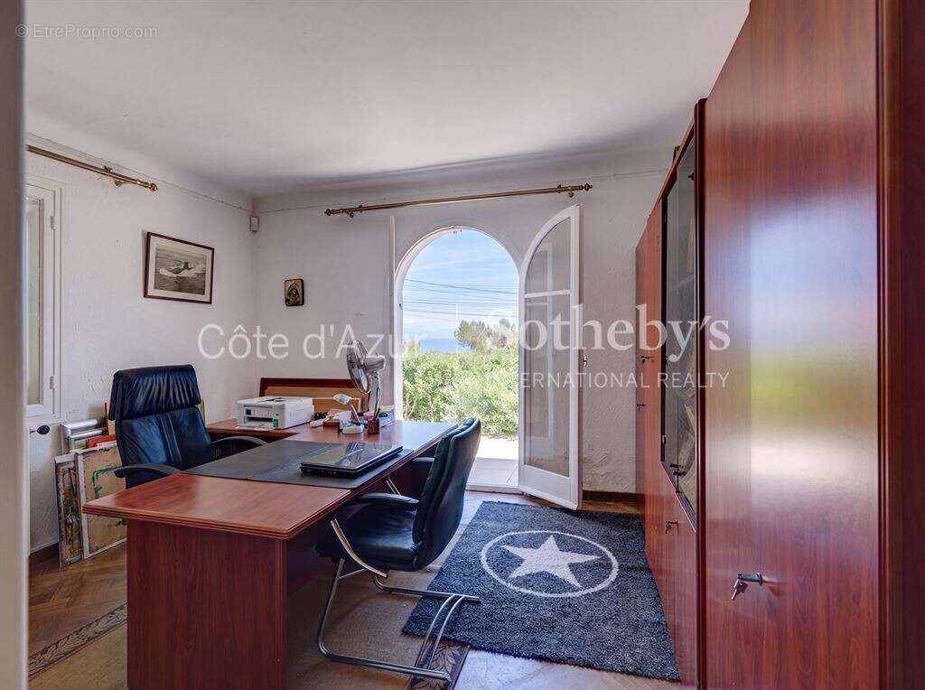 Cap d’Antibes villa avec vue mer piscine et fort potentiel à quelques pas du littoral - photo 15