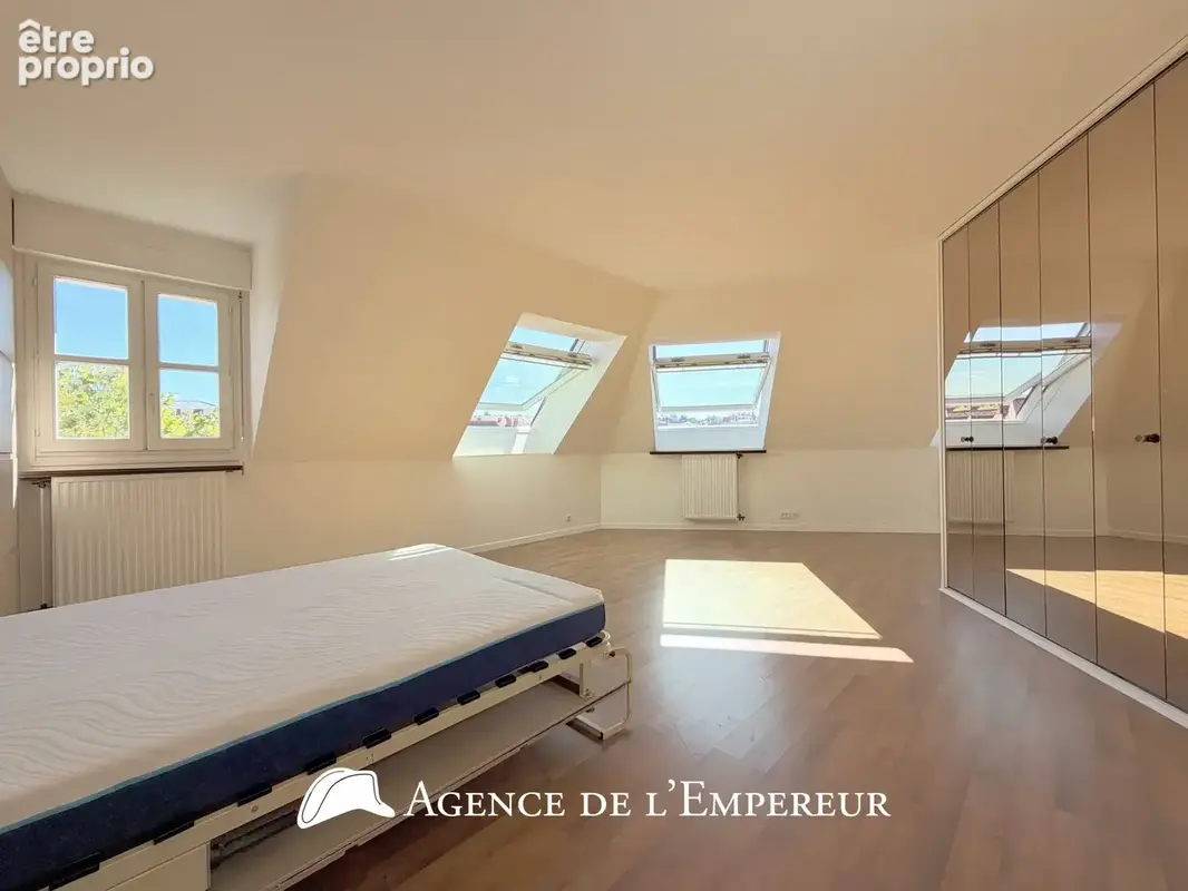 Grand studio 43 m2 (50 m2 au sol) — Dernier étage. Place des Arts. Parking et cave. - photo 10