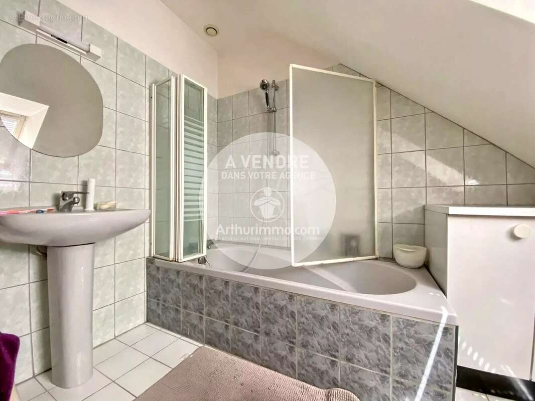 Proche centre bourg, très beaux volumes et suite parentale en RDC ! - photo 9