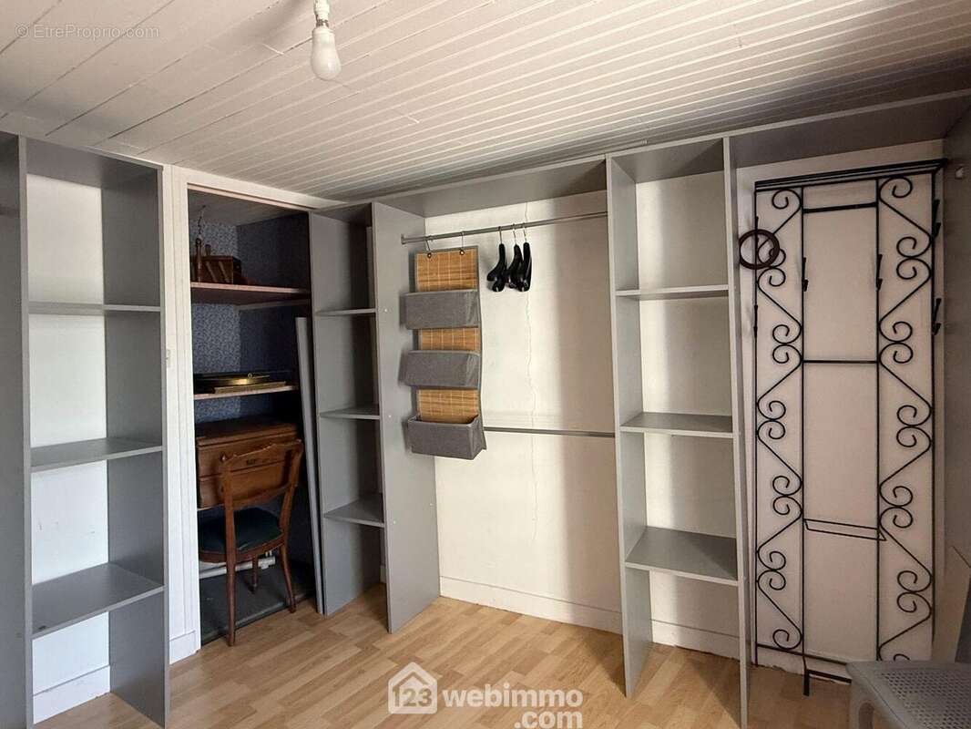 1 dressing indépendant de 8 m2, - Maison à NEUVILLE-DE-POITOU