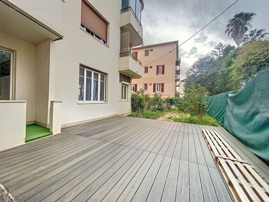 Nice californie, à deux pas de la mer, un duplex atypique avec 100 m² de jardin - photo 2