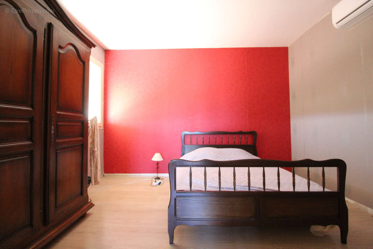 Maison à SAINT-VICTOR-ET-MELVIEU