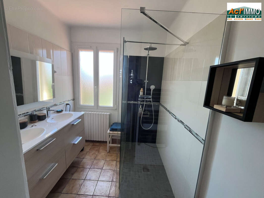Maison 121 m² à Miramas  - photo 4