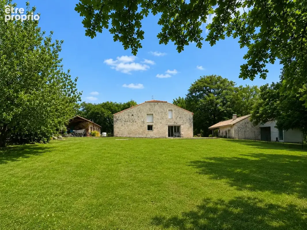 FACADE OUEST AVEC PISCINE..jpg