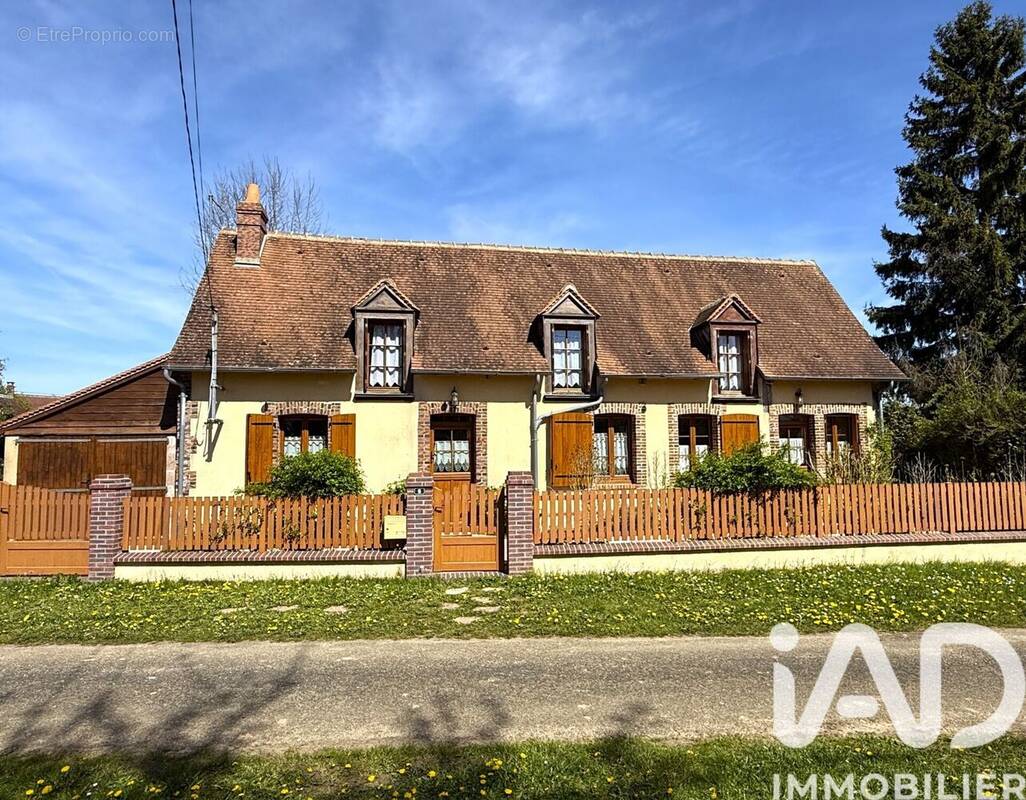 Photo 1 - Maison à LES AUTELS-VILLEVILLON