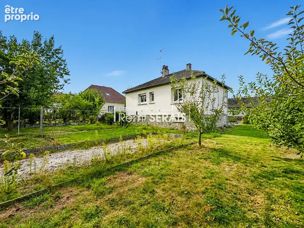 BRIOUZE  - Maison individuelle à rénover avec grand jardin, à deux pas du centre - photo 4
