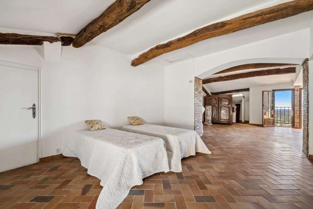 Maison à CHATEAUNEUF-GRASSE