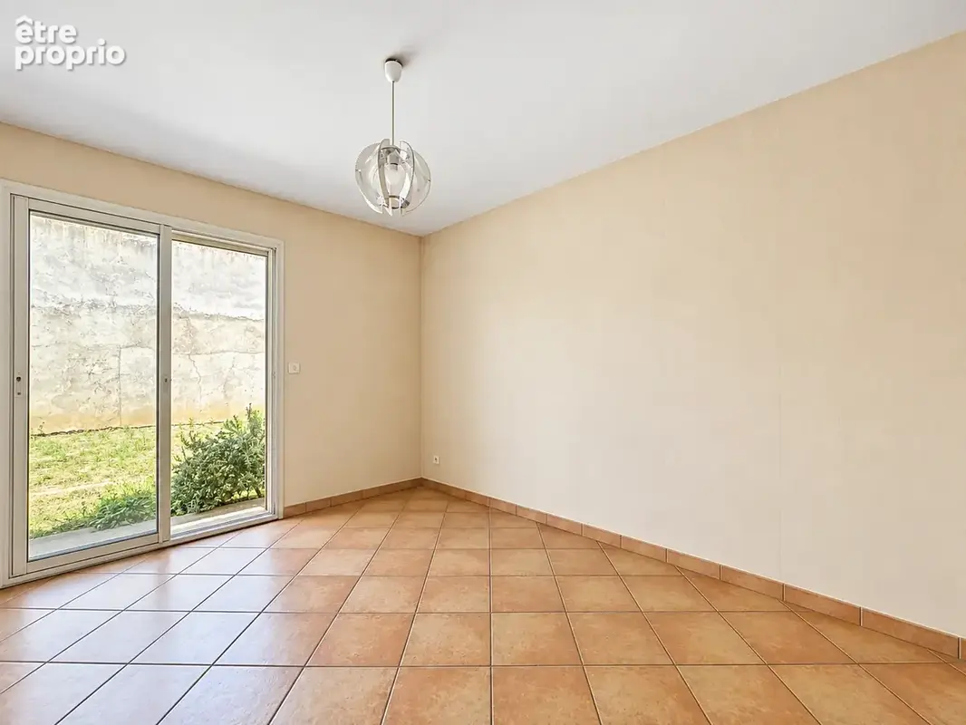 Entre calme résidentiel et proximité immédiate de tout, cette maison familiale n'attend que vos projets. - photo 9