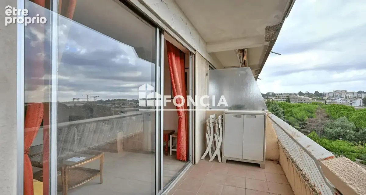 Hauteur et vue dégagée pour ce T2 avec cave et parking - photo 3