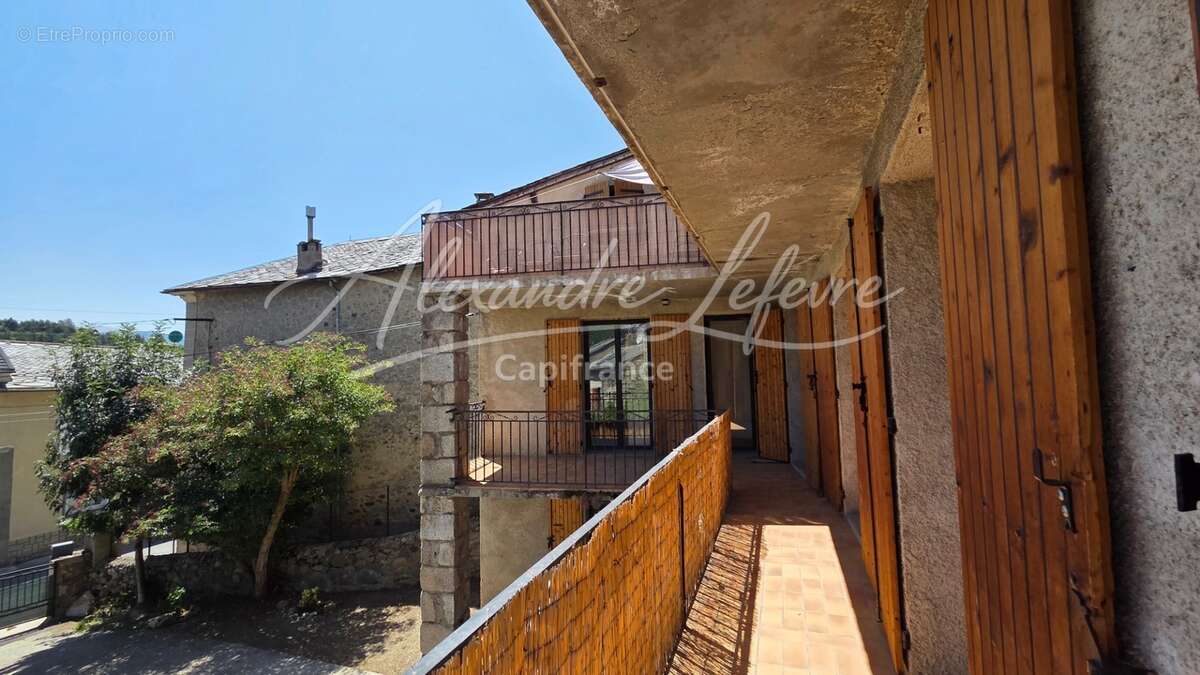 Angoustrine – Appartement T4 rénové avec beaux volumes - photo 13