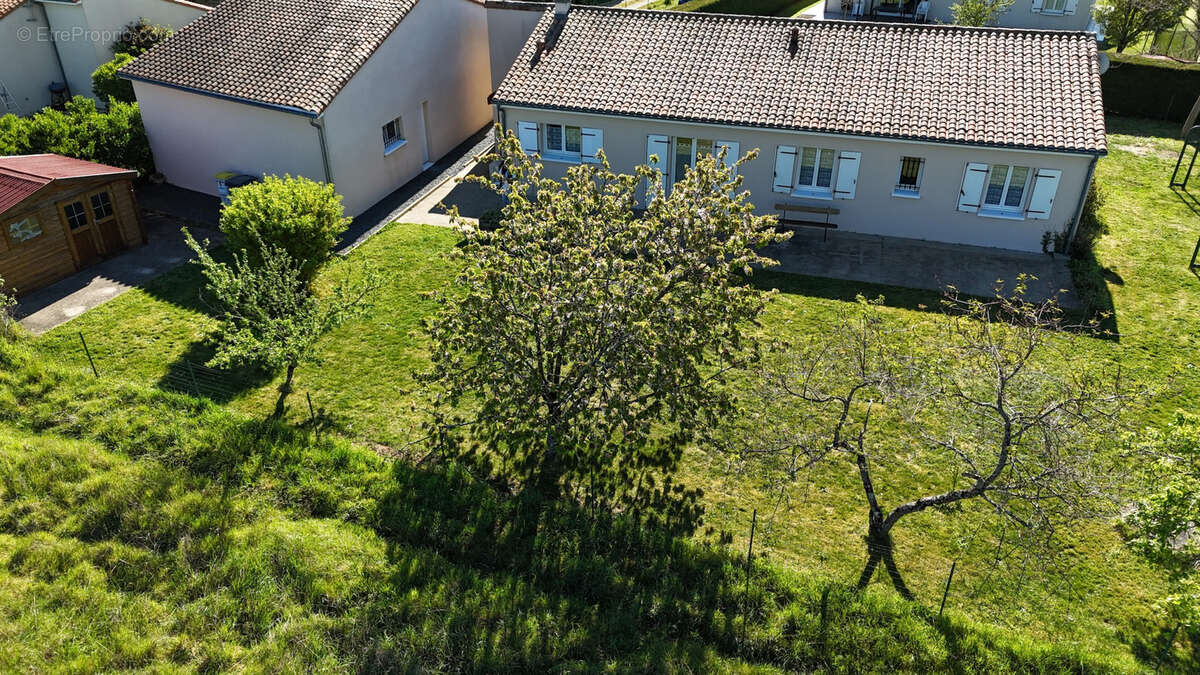 Maison à MONTAMISE