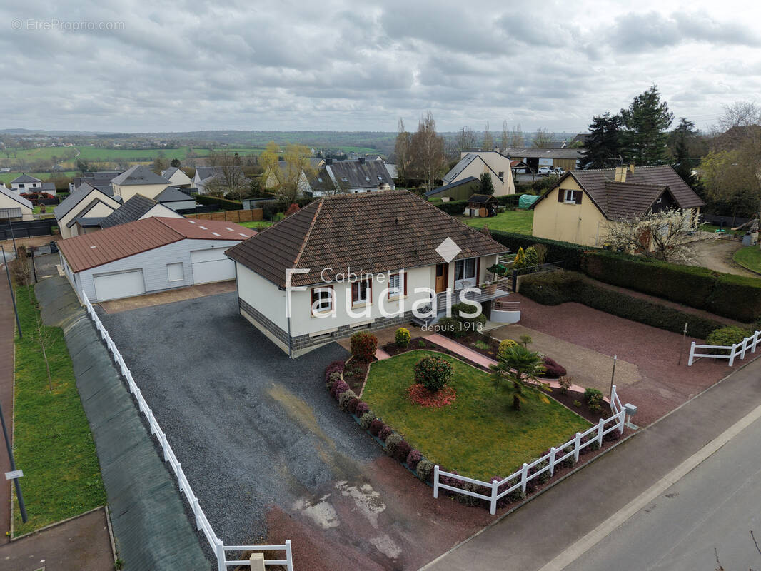 Maison à CONDE-SUR-VIRE