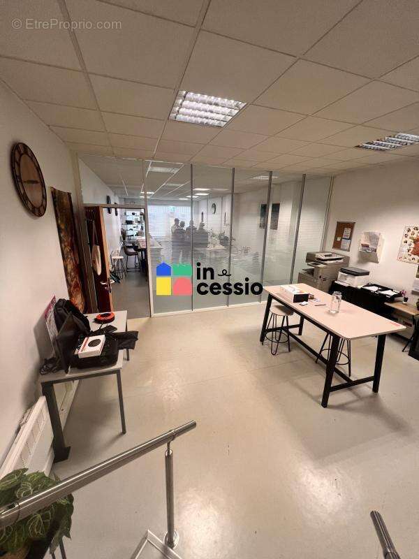 ? À LOUER OU VENDRE – Bureaux (ou local commercial) avec v - photo 2
