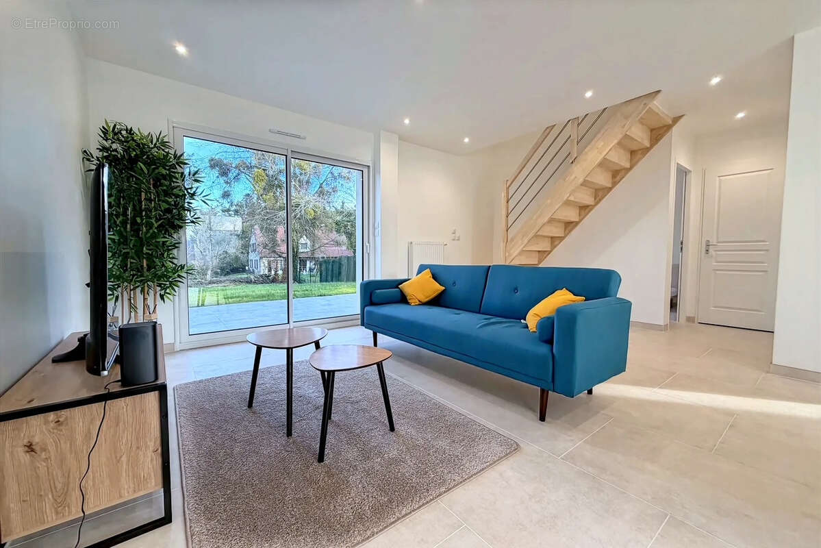 Maison à FEROLLES-ATTILLY