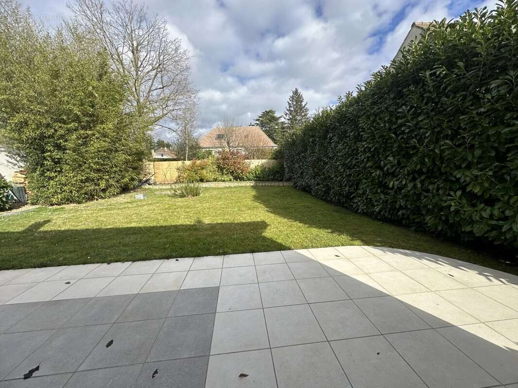 Maison à LE MESNIL-SAINT-DENIS