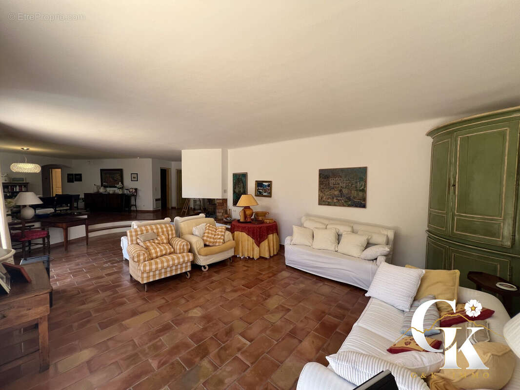 Maison 250 m² à Saint-Cyr-Sur-Mer  - photo 6