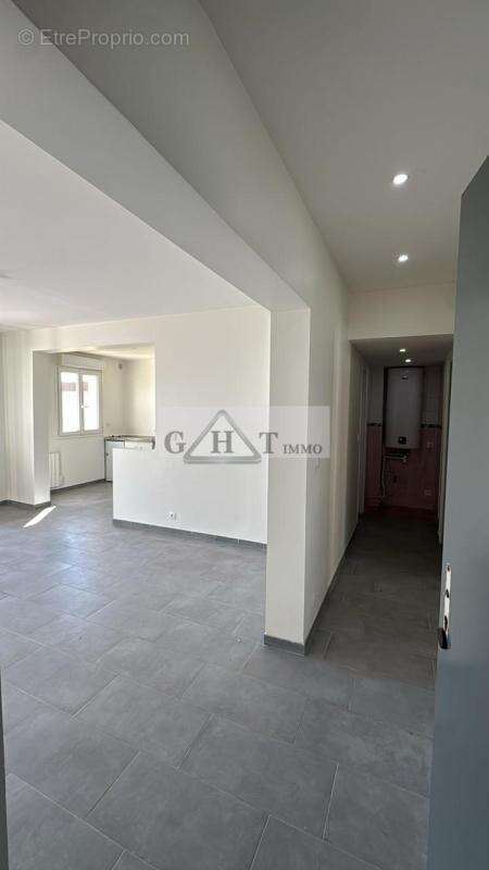 Immeuble a vendre entièrement rénové – 3 logements – saint-denis - photo 11