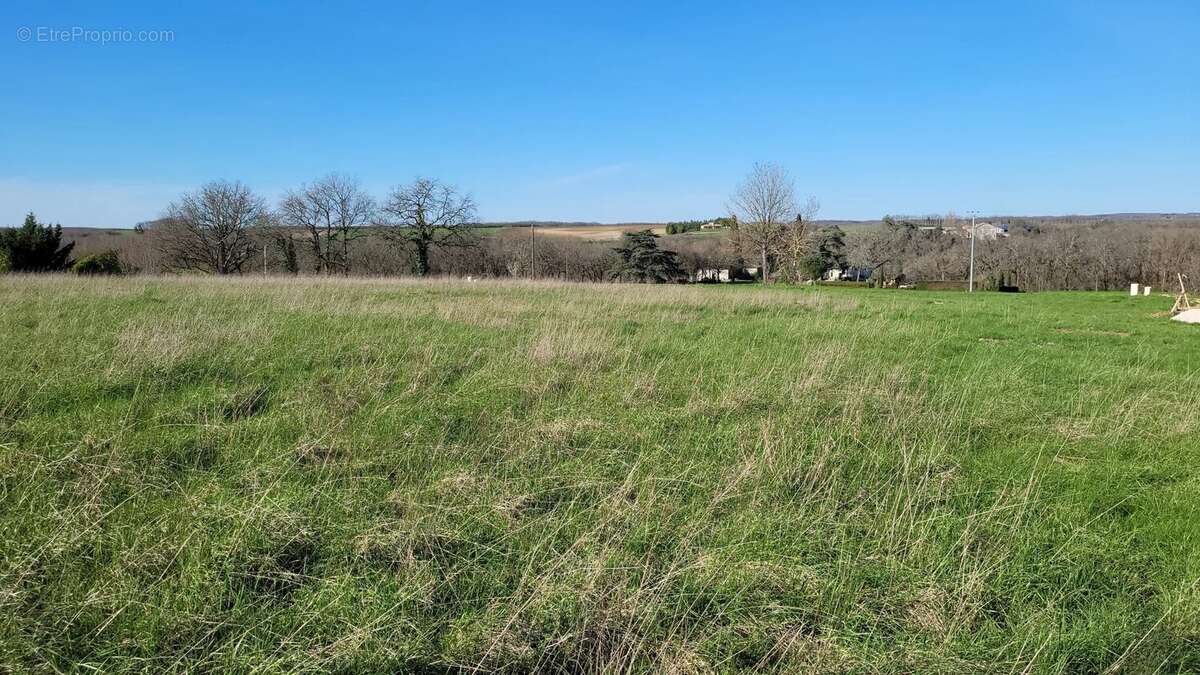 Terrain constructible avec vue dégagée à 200 m du centre de Roquecor - photo 6