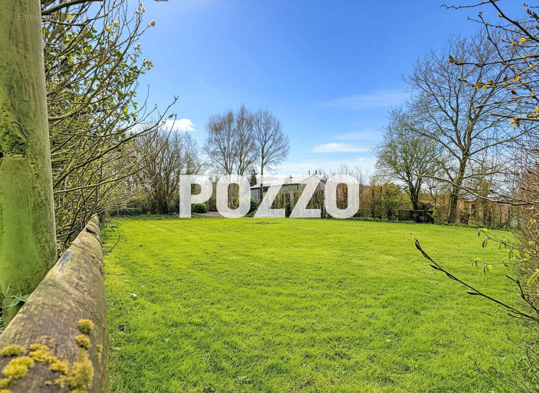 Terrain à SAINT-PIERRE-LANGERS