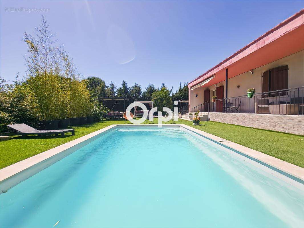 Villa de plain-pied avec piscine, dépendance et terrain plat de 995 m² - photo 2