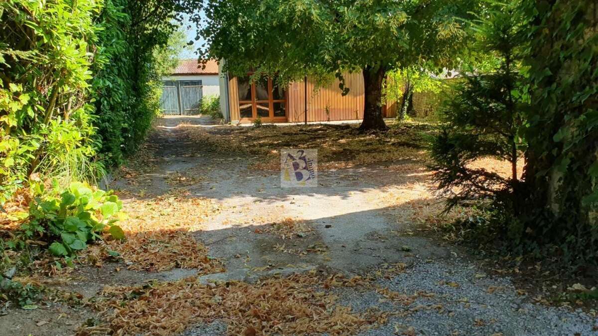 ANGOULEME, Quartier Victor Hugo villa, 3 chambres, garage, parc arboré - photo 3