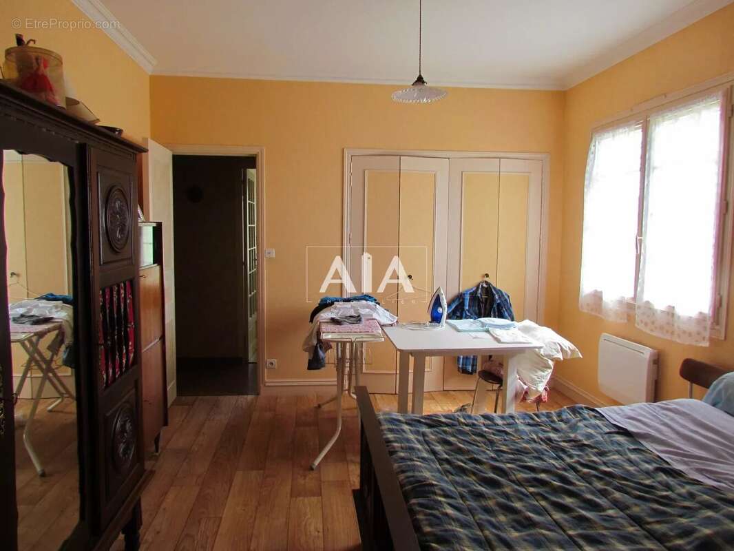 Maison à LES ADJOTS