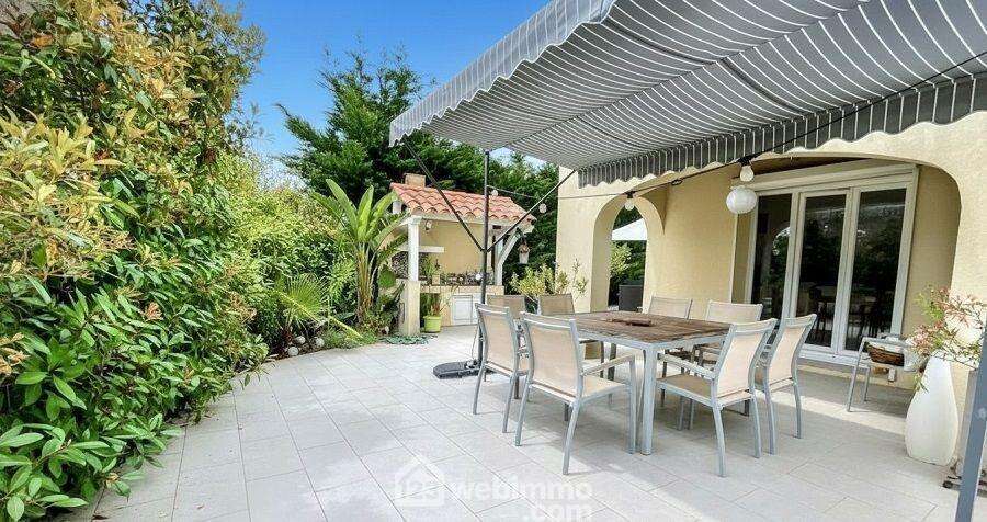 Grande terrasse couverte permettant de profiter pleinement des repas en extérieur tout au long de l?année. - Maison à SAINTE-MAXIME