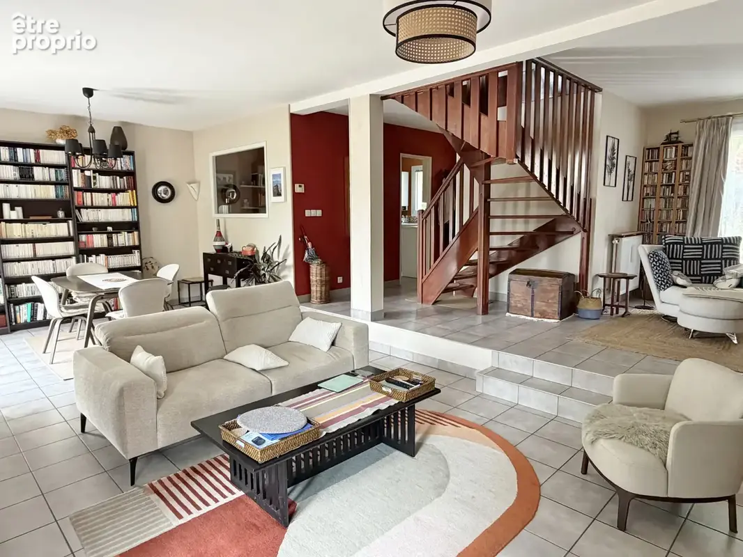 CRAPONNE proche du centre et au calme, belle maison de 124 m2 avec 4 chambres sur terrain de 427 m2 - photo 7