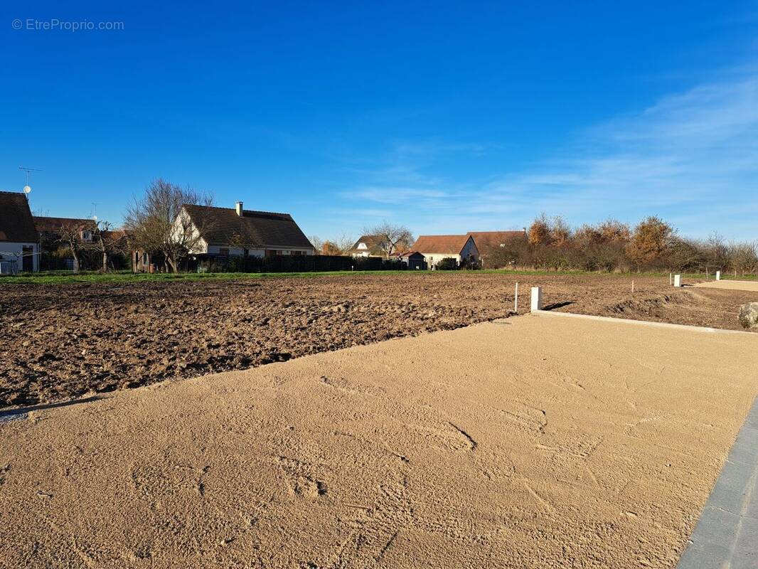Terrain à MEZIERES-LEZ-CLERY