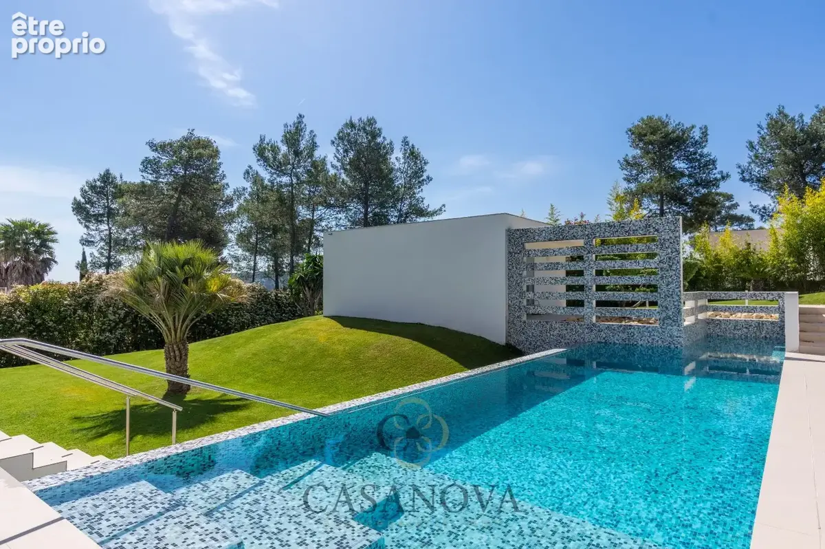 "Un chef d'uvre de verre et de perspectives érigé sur un parc de 5750m² entouré de verdure". - photo 5