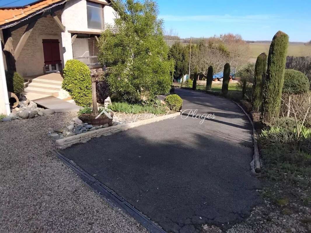 Maison à ROULLET-SAINT-ESTEPHE