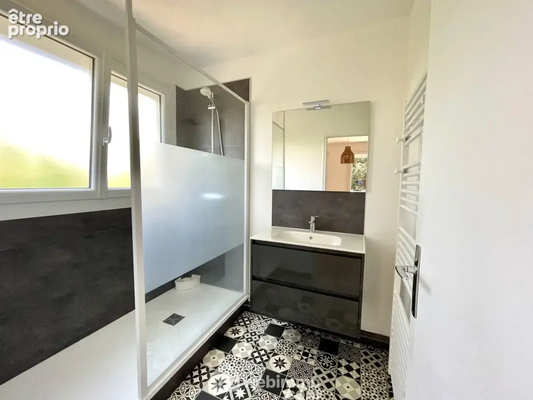 Salle de douche avec WC.