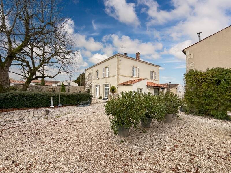 Maison à SAINT-SAUVEUR-D'AUNIS