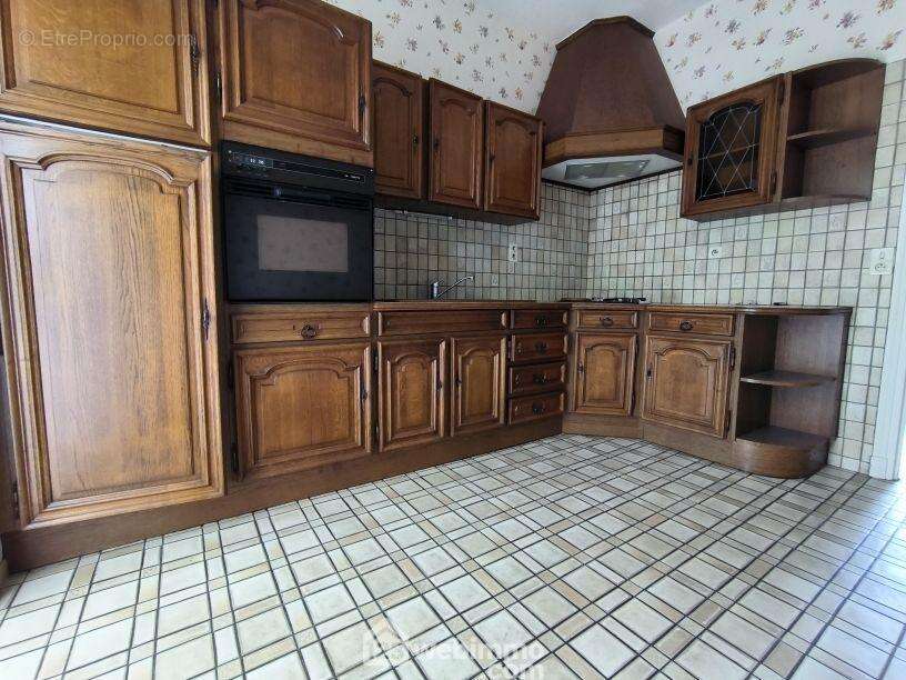 Une cuisine équipée de 9m² avec accès sur... - Maison à VAILLY-SUR-AISNE
