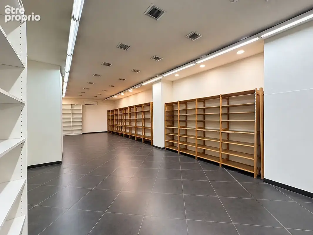 A VENDRE -  Marseille 13001 -  Plein Centre Ville - 255m² Murs Commerciaux et 115m² de cave - photo 5