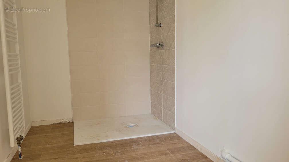 IFS BOURG aux pied des commerces, poste, médecins, bus, APPARTEMENT neuf  de 4 pièces - 92,58 m² habitables, balcon sud 10m² 2 p - photo 5