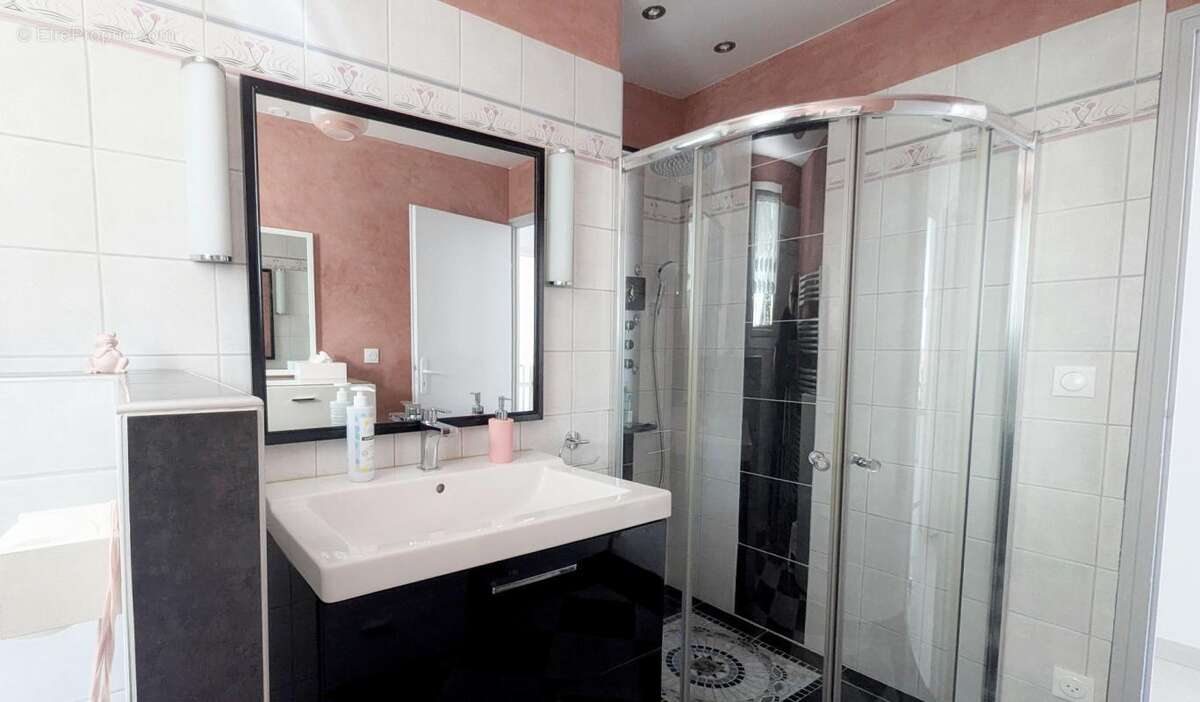 EYGUIÈRES (13)  Belle maison familiale de 165 m² avec piscine, 5 chambres, proche du centre village - photo 13