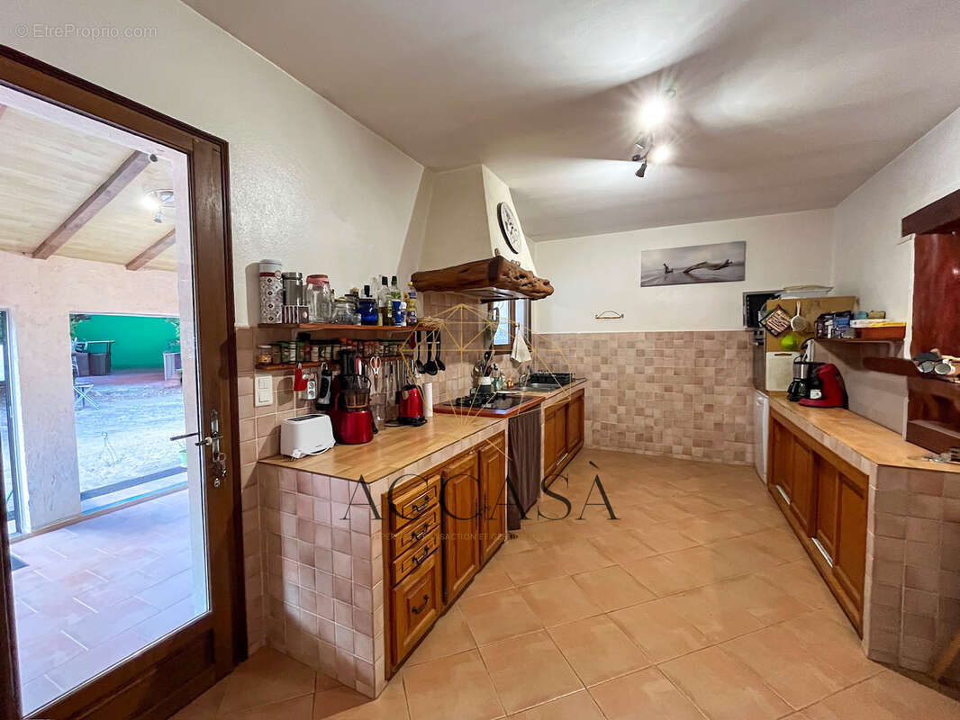 Propriété avec dépendance sur grand terrain constructible à 5 min de la plage de Bonifacio - photo 10