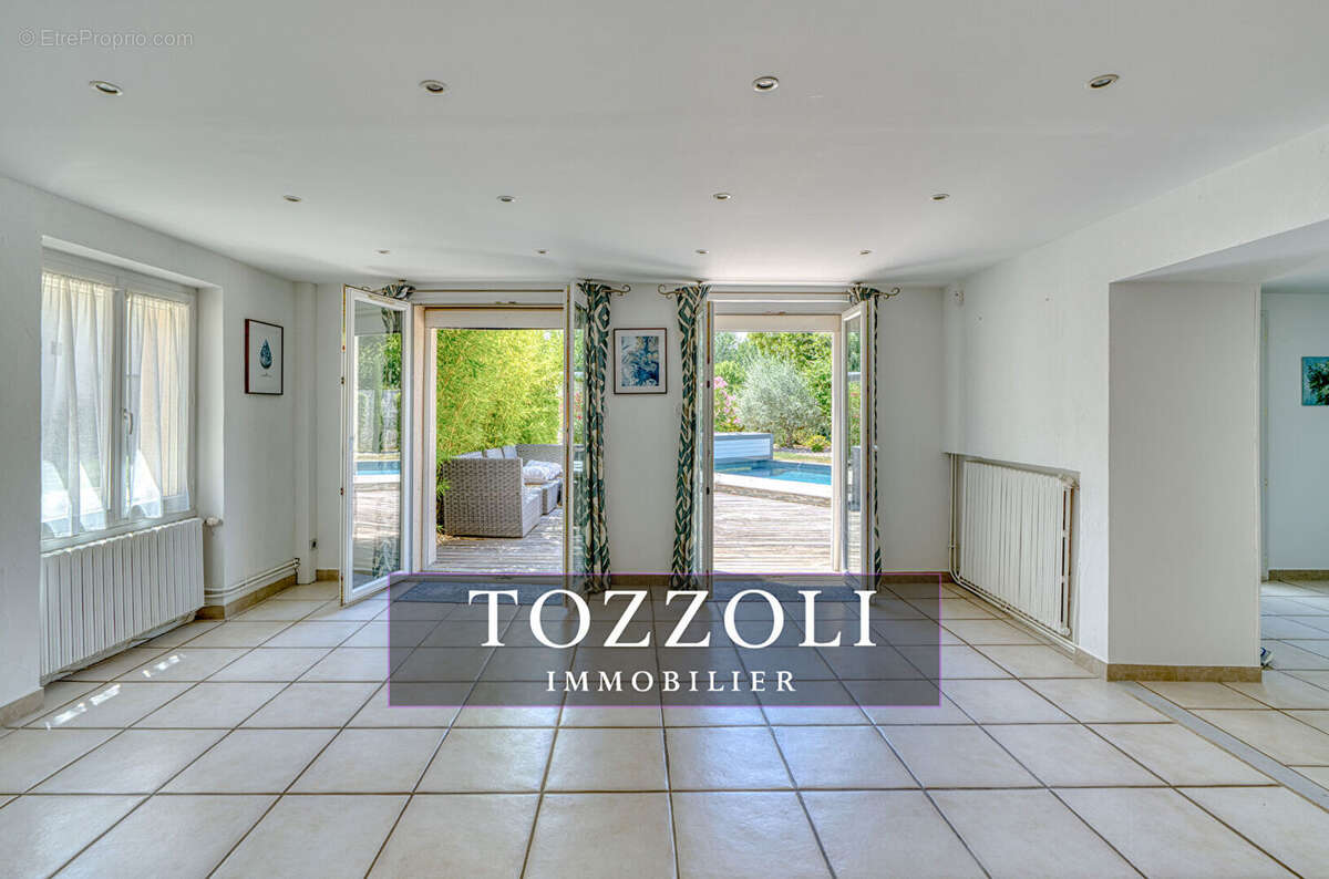 Maison spacieuse 7 pièces 215 m2 à Saint Georges d'Espéranche - photo 6