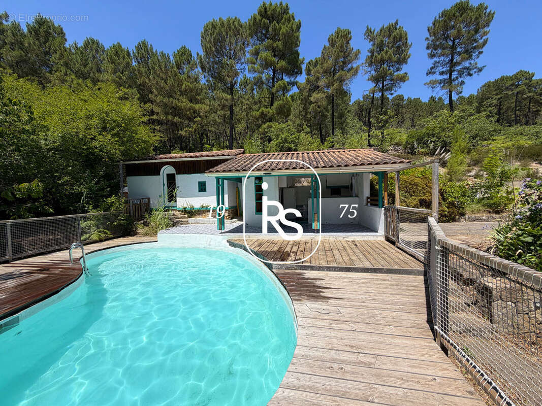 Une lumineuse maison en bois de 143 m2 habitables au milieu d’un terrain arboré de 3407 m2 avec piscine et dép - photo 5
