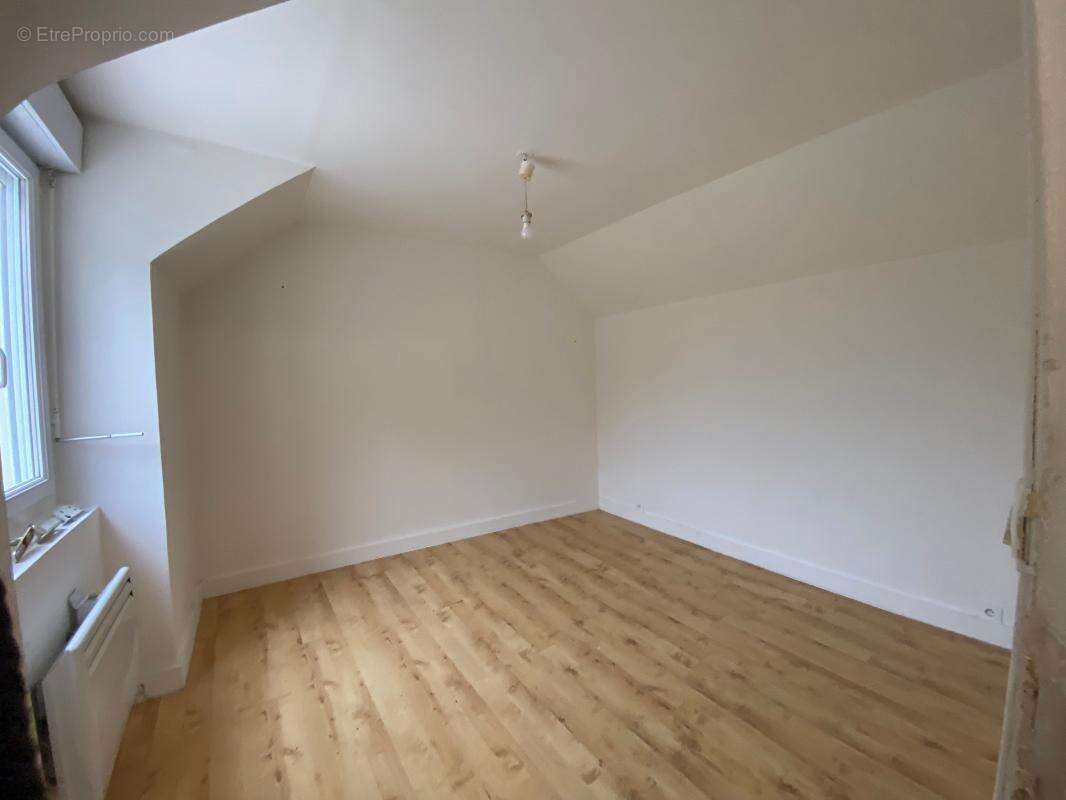 Plouarzel - Immeuble de 3 locaux commerciaux et 3 appartements - photo 4