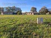 Terrain à CAZERES-SUR-L'ADOUR