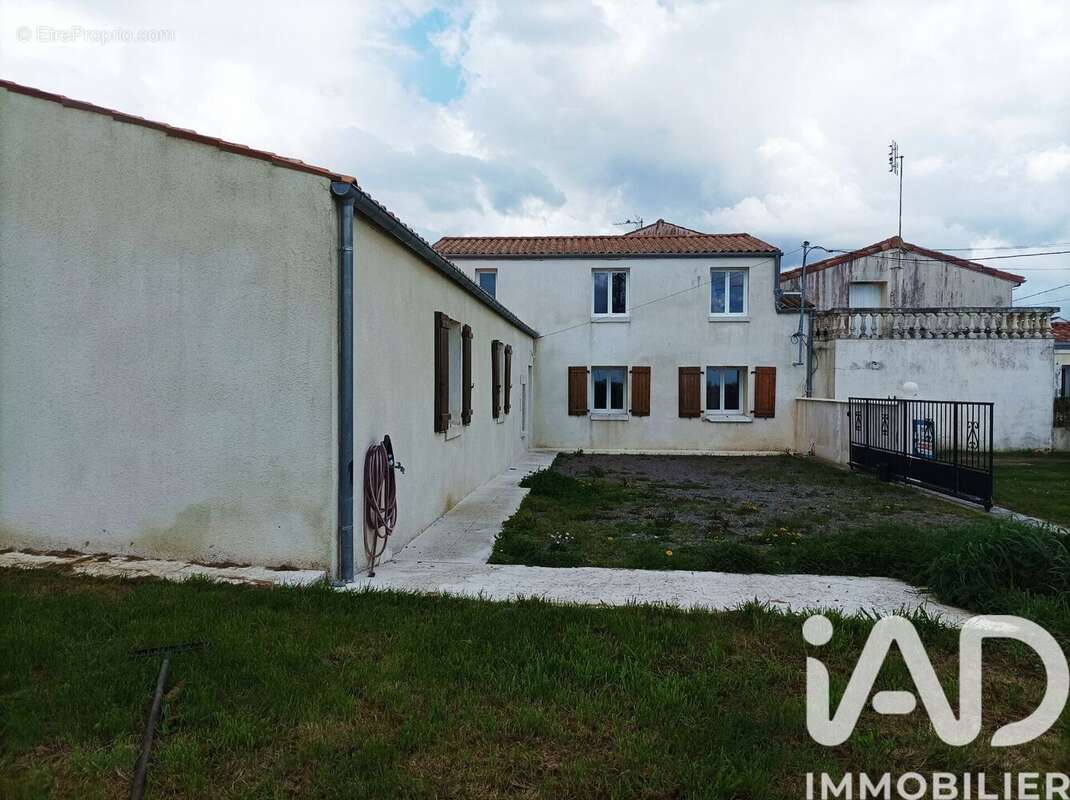 Photo 2 - Maison à CORME-ROYAL