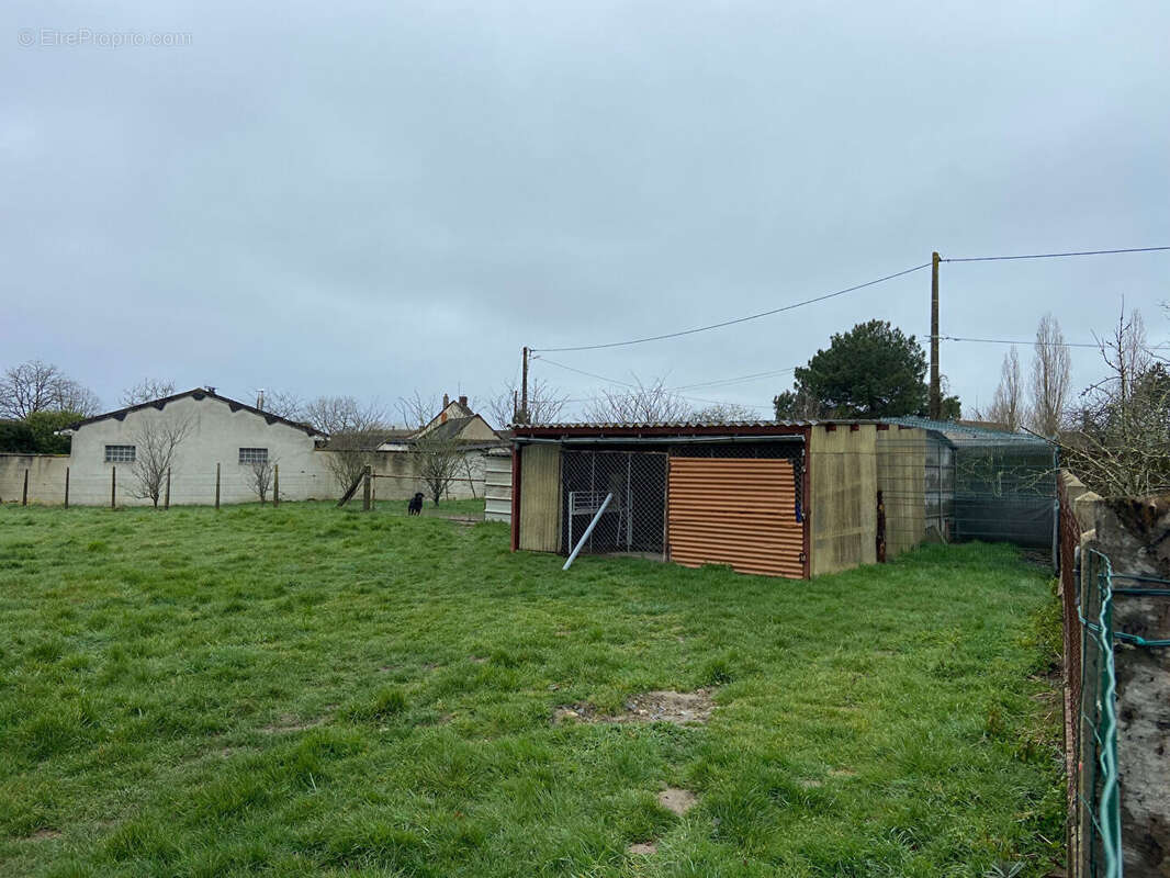 Maison à LES CORVEES-LES-YYS