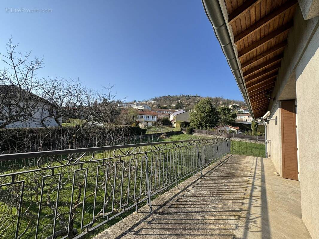 Appartement à SAINT-PRIEST-EN-JAREZ