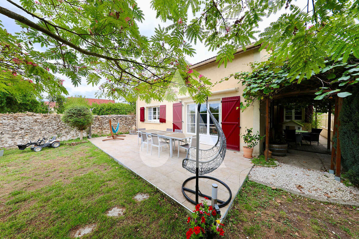 Maison à LE COUDRAY-MONTCEAUX