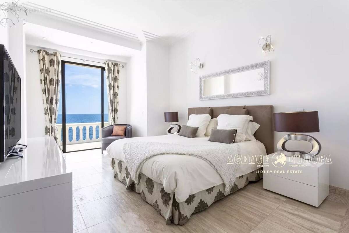 Cannes exceptionnel - villa pieds dans l'eau - photo 11