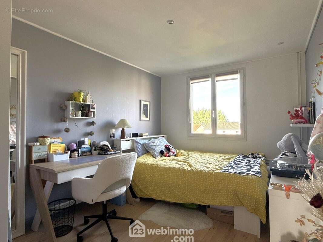 Puis une chambre (11 m2). - Maison à POITIERS