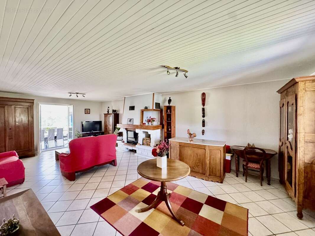 Maison à SAINTE-FOY-DE-PEYROLIERES